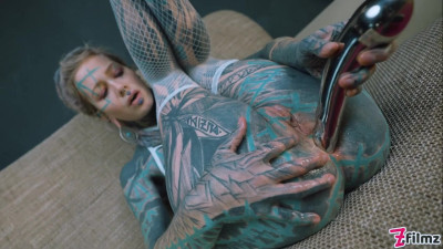 Anuskatzz shoves a stainless steel dildo up her ass