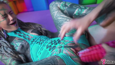 Illuz has a strapon to use on Anuskatzz