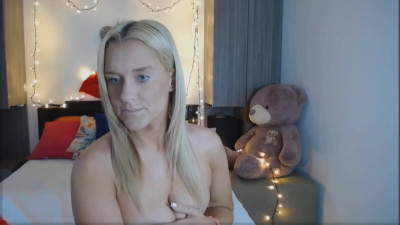Sultry blonde babe squirts on cam